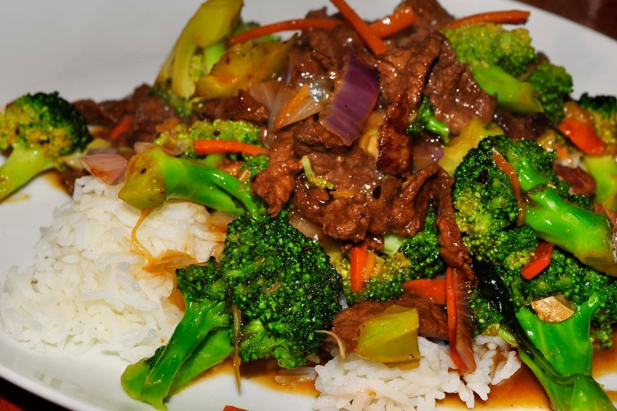 Broccoli beef on a plate.